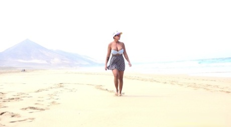 Chloe, una mujer caucásica, orina mientras pasea por una playa desierta