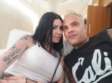 Den tatoverte jenta Megan Inky har creampie etter å ha hatt sex på nært hold med en mann med blekk.