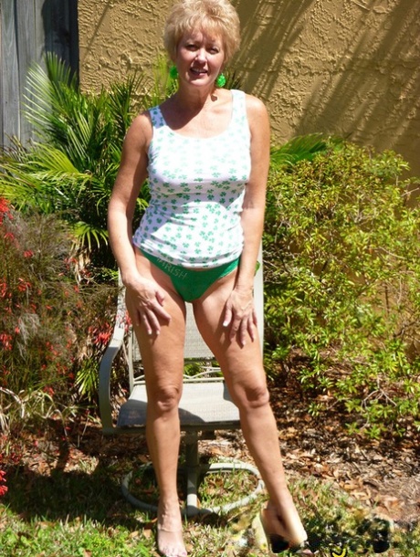 Mature amateur Tracy strips to her footwear while in the garden