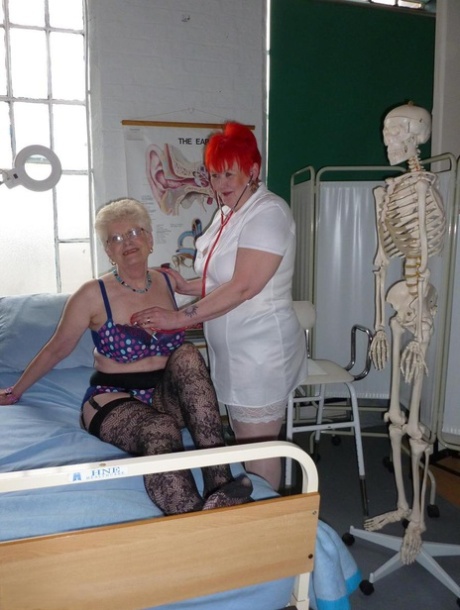 A enfermeira ruiva Valgasmic Exposed e uma senhora mais velha e mamalhuda brincam com um esqueleto