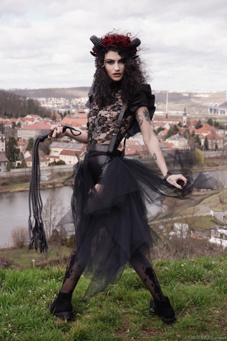 Gotická dívka Lydia Black vkládá anální kolíky před dvojitým análním sexem během hromadné akce