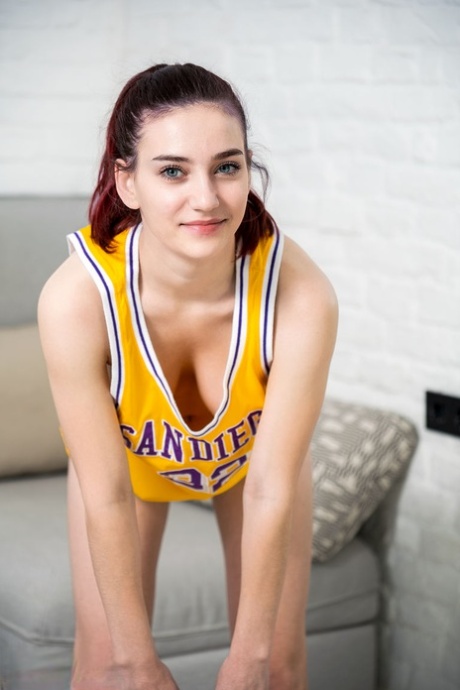 Teenageamatøren Gloria smider træningstøjet og poserer nøgen med spredte ben