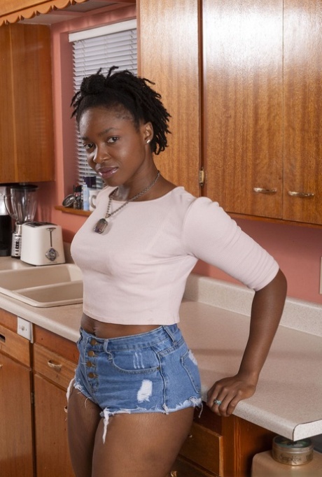 La amateur negra Carla Cain muestra sus axilas sin depilar y su castor