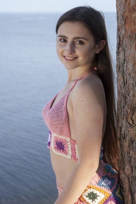Den unge debutant Sara tager sin bikini af for at være nøgen ved havet
