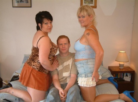 英国业余选手 Double Dee 与一对情侣在床上进行三人性交
