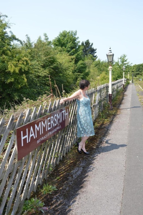 Moden amatør Barby Slut smider tøjet i høje hæle på en forladt jernbanestation