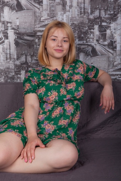 Пухленькая девушка Бьянка Яз начинает свою карьеру обнаженной модели на диване