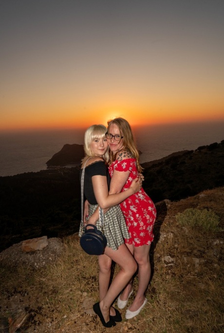 Ältere und jüngere Frauen entdecken die Freuden des lesbischen Sex bei einem Strandausflug