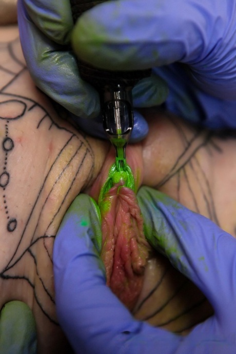 Blækklædt blondine Sully Savage sutter den af på sin tatovør for at få gratis arbejde på sin vagina
