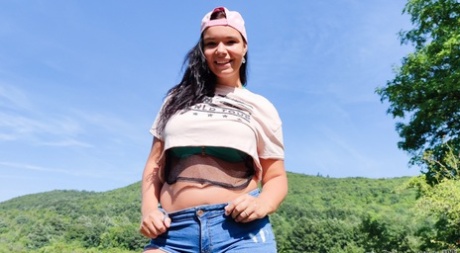 Den buttede teenager Sofia Lee frigør sine store naturlige bryster fra en bikini i det fri