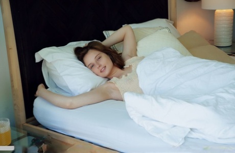Młoda ruda Sienna budzi się przed pokazaniem swojej łysej cipki na łóżku