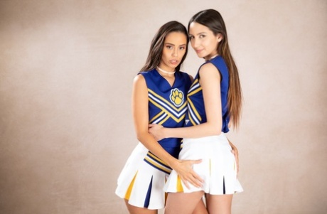 Le cheerleader adolescenti Natalia Nix e Andreina Deluxe fanno sesso lesbico su un letto