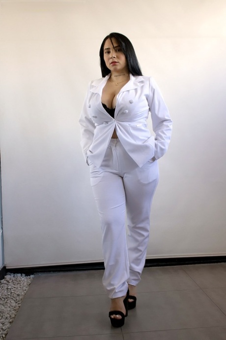 Толстая латиноамериканка Ким Велез обнажает свои большие груди в нижнем белье стрингах
