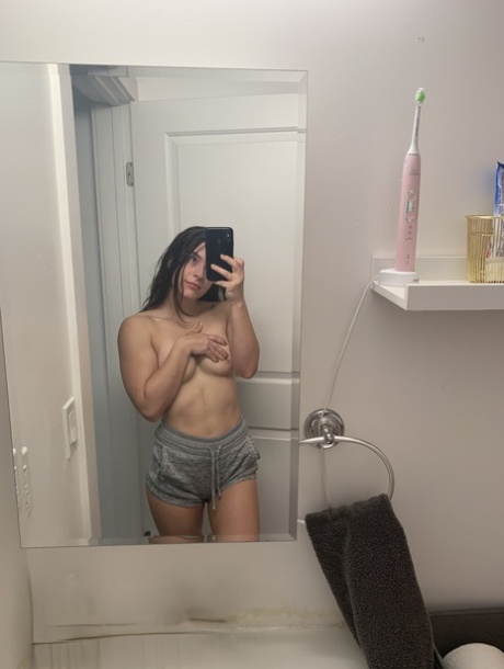 Modelka solo Abbie Maley robi sobie selfie w lustrze, będąc całkowicie nagą