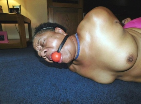 体重超重的黑人女子特里克茜被绑在球形塞口上挣扎