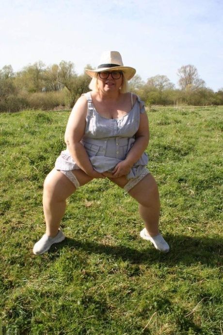Obese UK blonde Lexie Cummings masturbates in a field while wearing hosiery