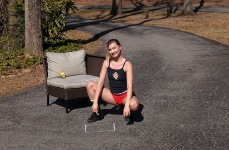 La teenager atletica Emma Sirus si masturba su un vialetto prima di pisciare