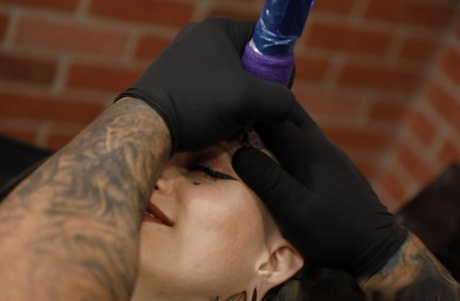 La bionda platino River Dawn si fa sbattere dopo aver ricevuto un tatuaggio sul viso