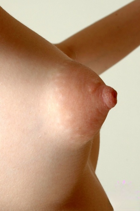Přírodní blondýnka s pronikavými prsy vystavuje svůj klitoris při hraní si se svou kundou