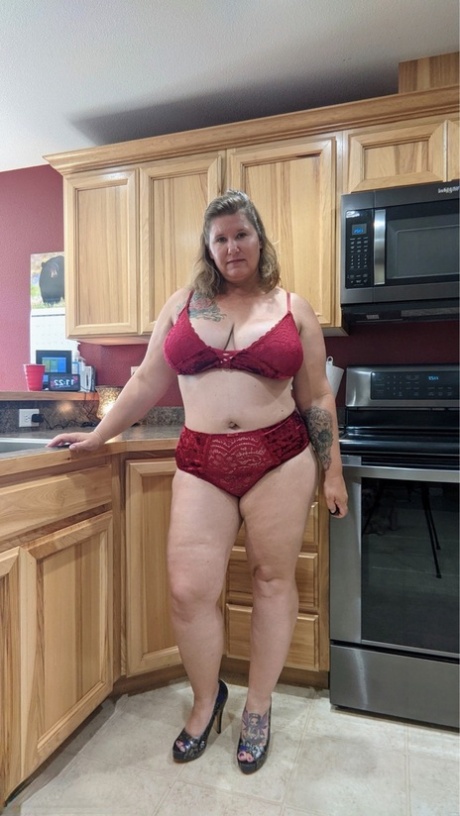 Amatørkvinden Busty Kris Ann viser sine store bryster og røv i sit køkken