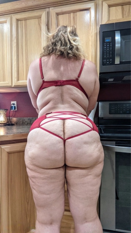 Amateurvrouw Buste Kris Ann toont haar grote tieten en kont in haar keuken