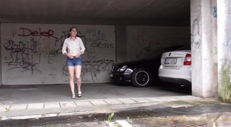 窘迫的女孩Antonia Sainz拉下短裤，在地上撒尿