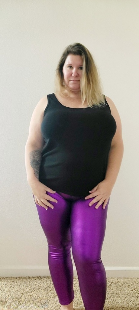 Overvægtig amatør Busty Kris Ann fjerner stramme bukser, mens hun er splitternøgen