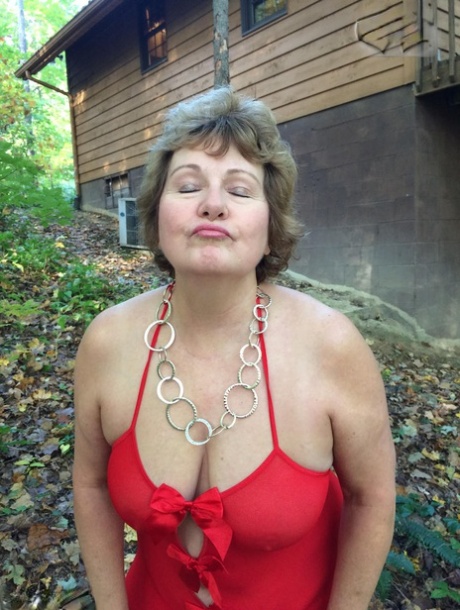 Eldre amatør Busty Bliss viser sine store naturlige pupper mens hun er naken i en skog