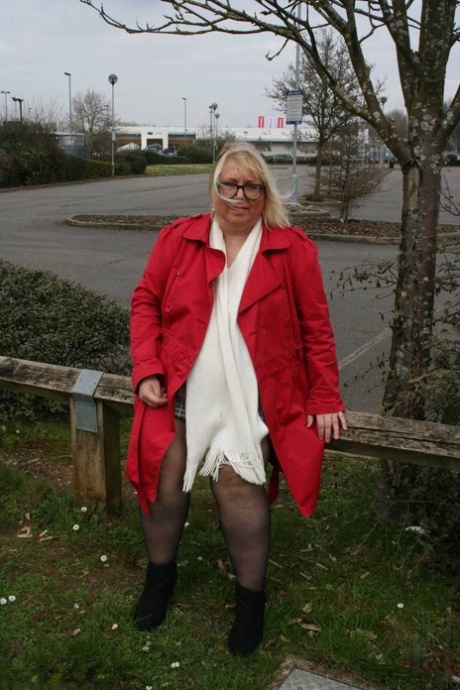Den overvægtige britiske kvinde Lexie Cummings blotter sig på offentlige steder