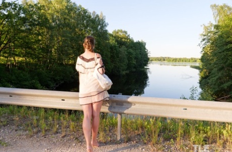 La teenager Gabby Bella a piedi nudi si depila la figa su un sentiero che porta al fiume