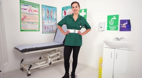 Britische Amateurin zieht sich in einer medizinischen Klinik bis auf ihren Geburtstagsanzug aus