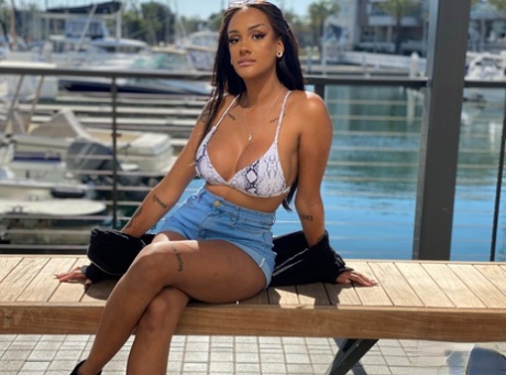 Latina MILF Zoey Sinn modelliert einen Bikini in einem Yachthafen vor Oral- und Vaginalsex