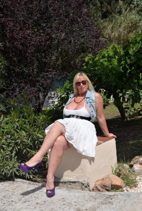 Dikke rijpe blondine Melody toont haar ondergoed tijdens actie in de achtertuin