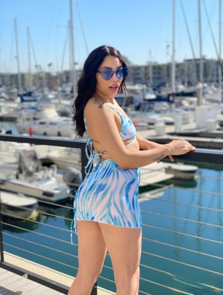 La latina Vanessa Sky fa la modella in bikini in un porto turistico prima di leccare il culo con sesso POV