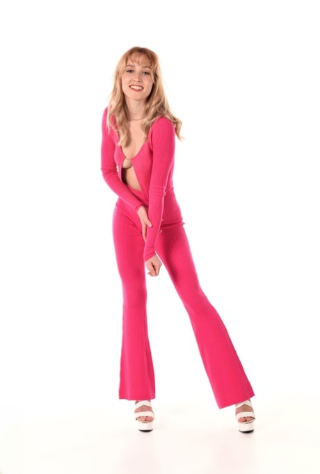Sexy MILF Kelly Collins entledigt sich ihrer rosa Kleidung, bevor sie mit ihrer Muschi spielt