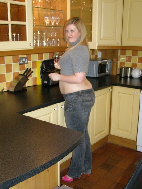 Amateur plumper Samantha exposes her big butt and snatch in the kitchen