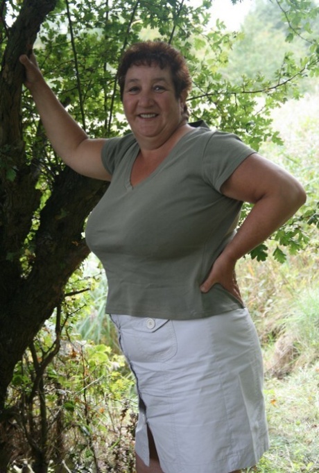 Moden BBW Kinky Carol kler av seg undertøyet i skogkledde omgivelser
