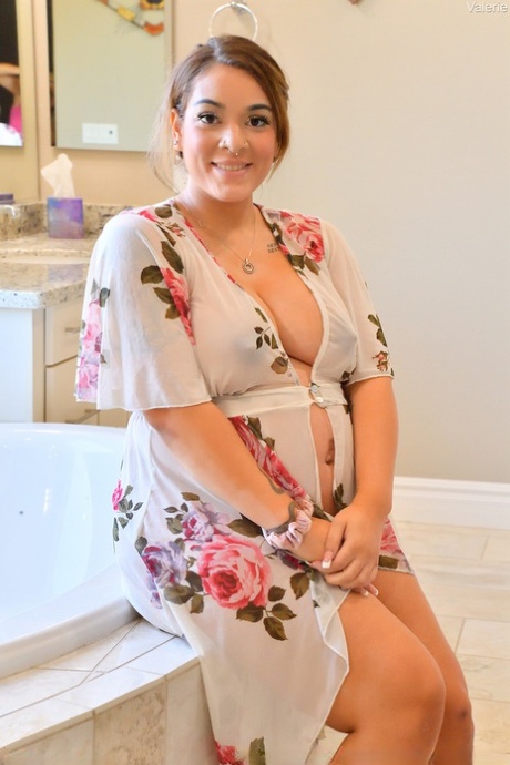 Violet Smith, enceinte, se masturbe avec des sex toys pendant son bain
