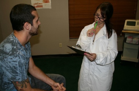 Roodharige vrouwelijke arts Jenna Jaded wordt topless voor het geven van een handjob