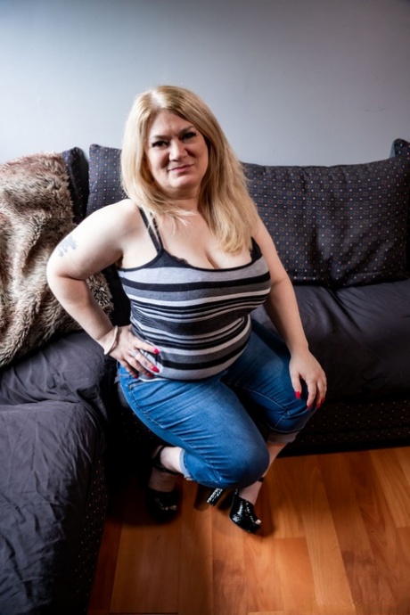 肥胖的金发艺妓索尼娅与她的男性朋友在沙发上做爱
