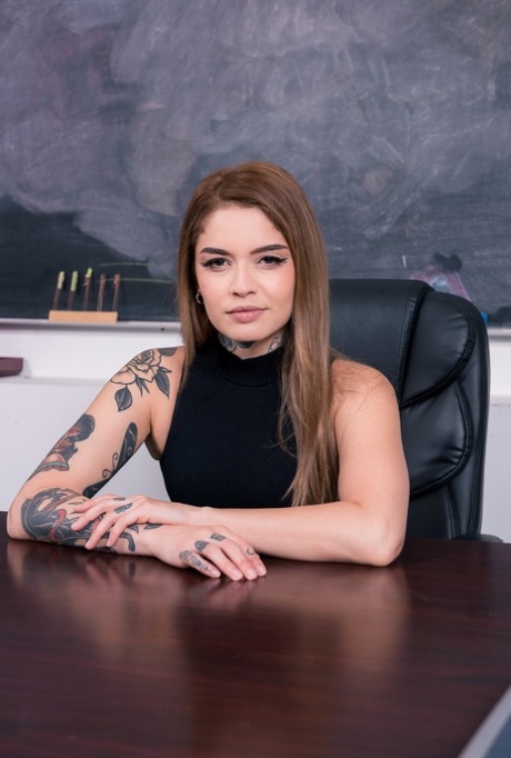 Pen jente med masse tatoveringer Vanessa Vega har sex i et klasserom på et skrivebord