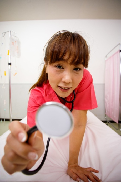 Ältere asiatische Krankenschwester Shoko Chiba hat POV Sex auf einem Bett mit einem Patienten