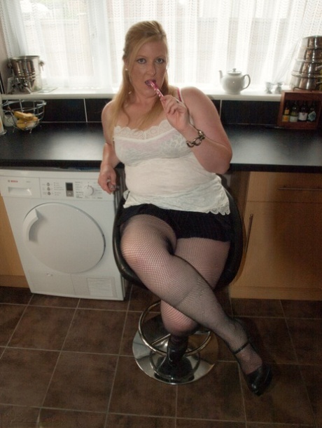 Tlustá amatérka Samantha si stáhne síťované punčocháče v kuchyni
