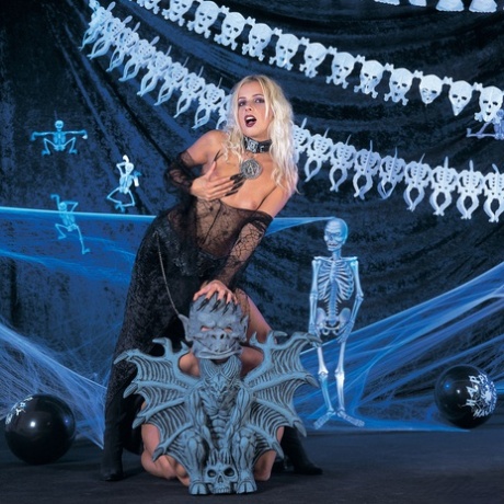 Halloween XXX med Cynthia Foxx och två stora läskiga kukar