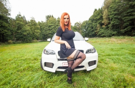 Sexy roodharige Alexsis Faye onthult haar enorme borsten bovenop haar auto