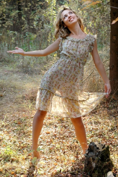 Die junge Blondine Natalia B zieht ihr Kleid aus und geht völlig nackt in den Wald