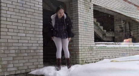 Jessica Stone se fait prendre en train de faire pipi sur la neige avec son legging baissé.