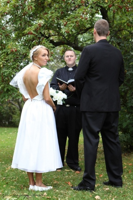 Den blonde bruden Hayley Marie Coppin står naken på en gressplen mens hun avgir sine løfter.