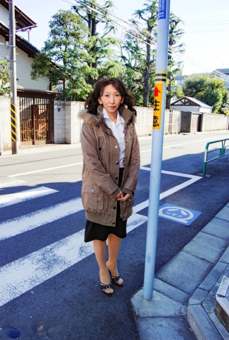 Rijpe Japanse dame Mako Shinozuka kleedt zich uit voor POV seks