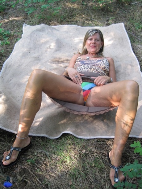 Mature Lady Has Pov Sex On A Spread Out Blanket In The Outdoors Nakedpics